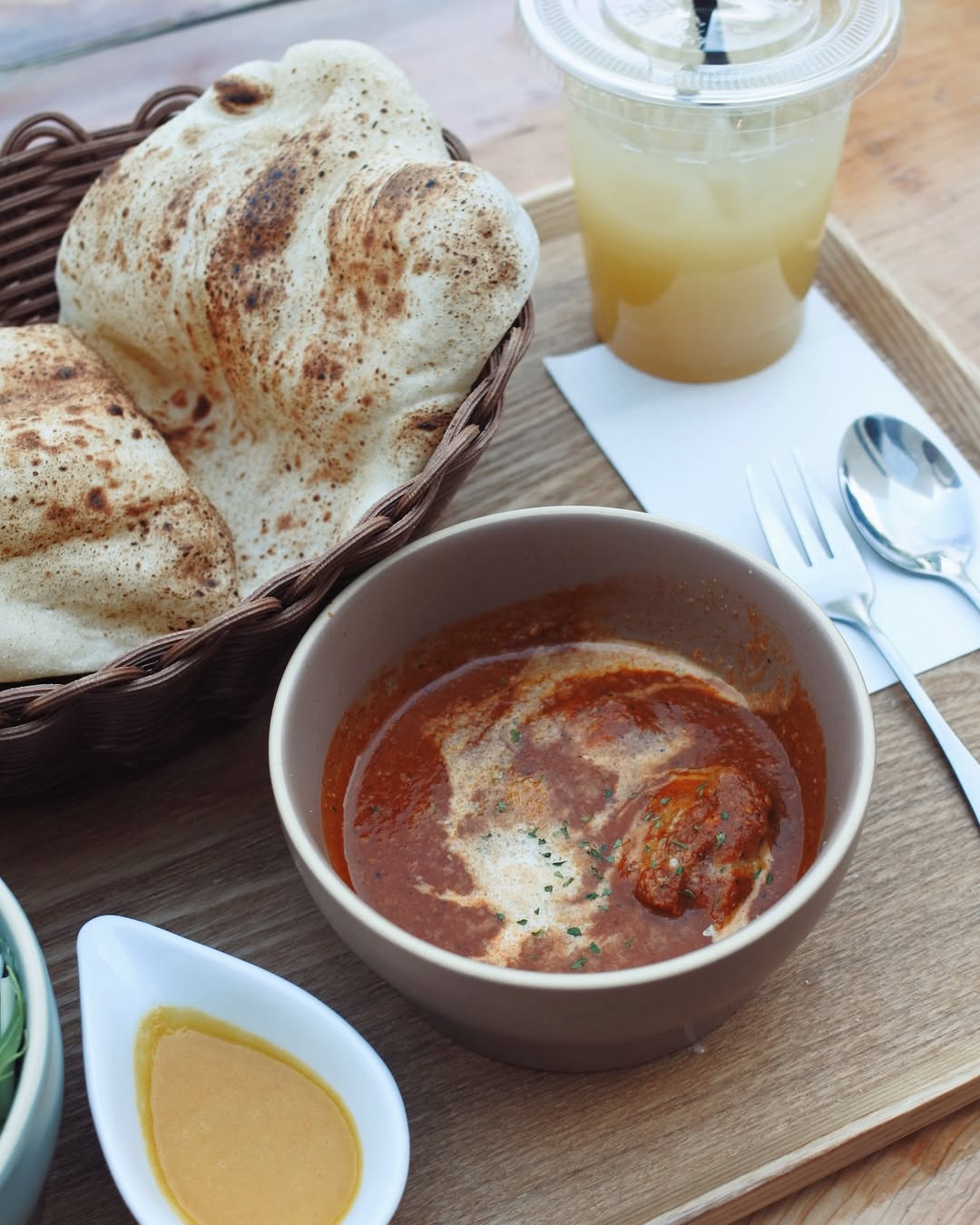 バターチキンカレー＆パン屋のナン